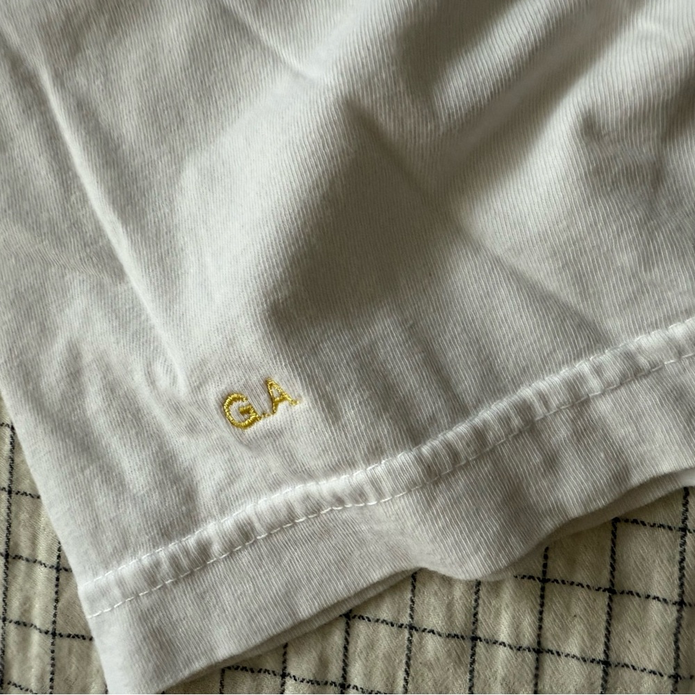 Gracie Abram’s graphic tee G stars embroidered sleeve - Picture 2 of 2